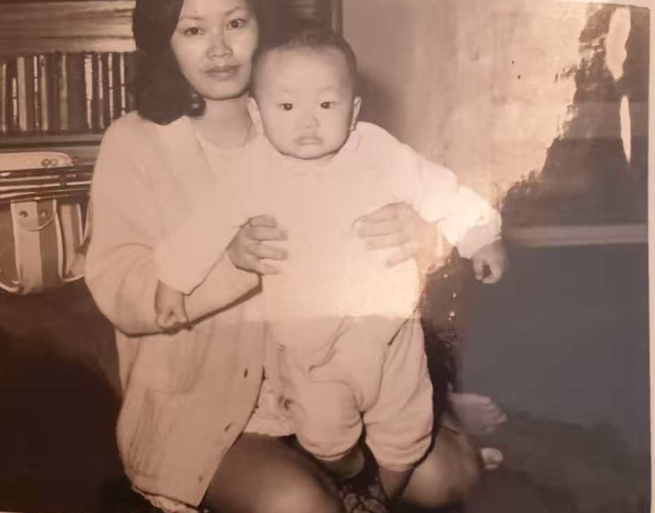 从手机翻拍画面中裁出的纸质旧照片有效影像区域
